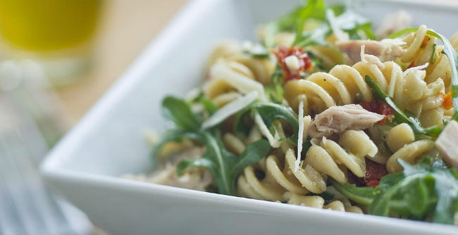 Salada de macarrão com atum-light