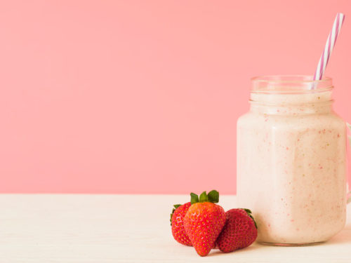 Shake proteico de morango fit, fácil e delicioso