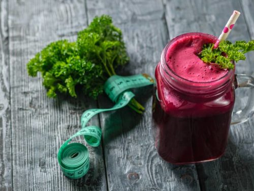 Suco detox de ervas, verduras e legumes bom para o fígado