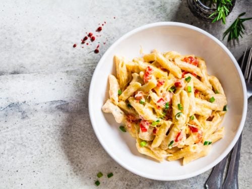 Salada de macarrão integral com menos carboidratos