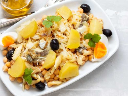 Salada de grão-de-bico com bacalhau