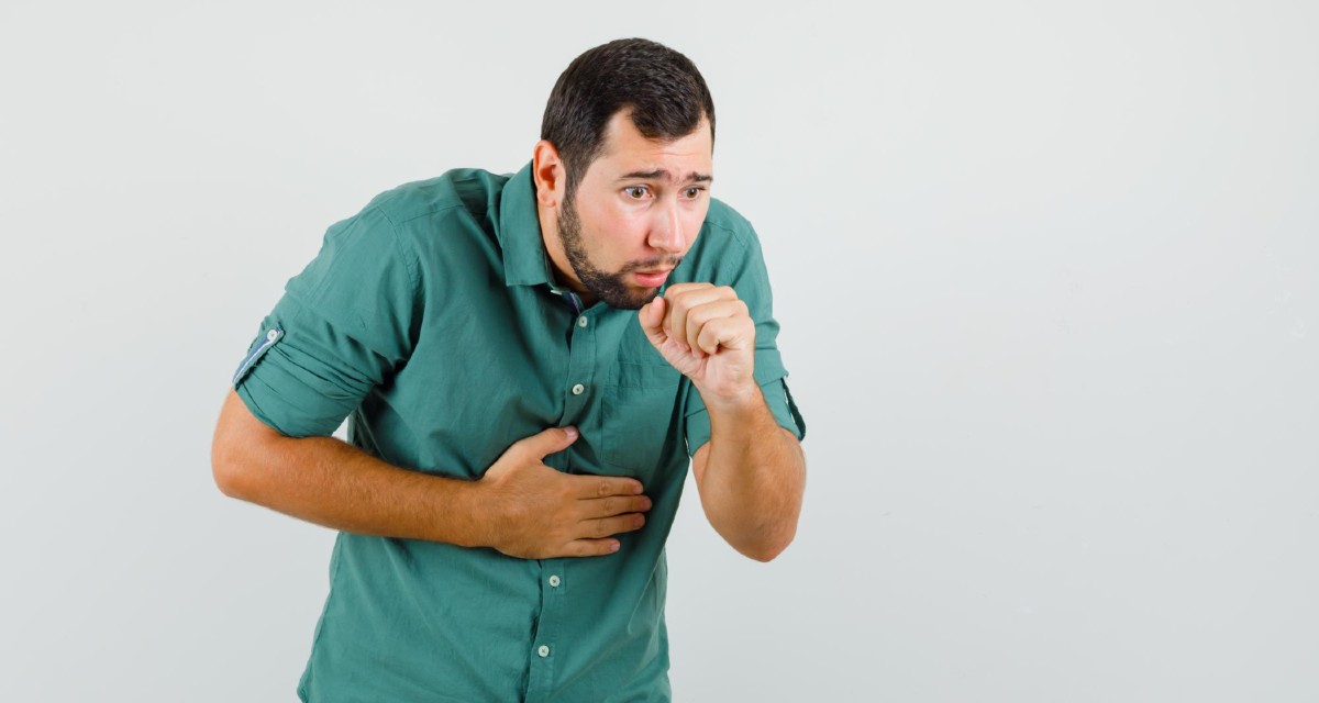 Dor na costela ao tossir ou espirrar: o que pode ser? - MundoBoaForma