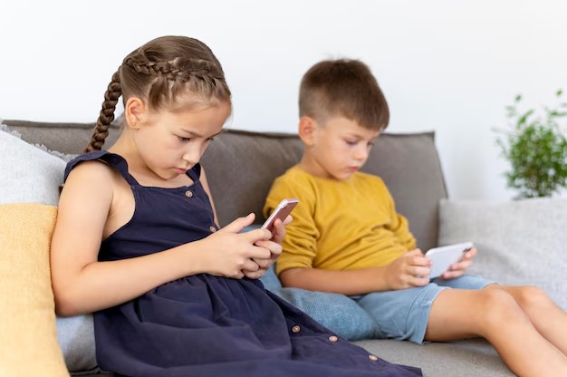 Crianças usando celular