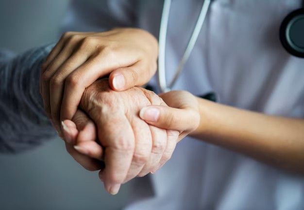 Profissional de saúde e paciente com Parkinson