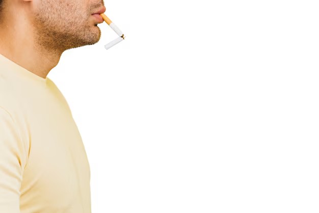 Homem com cigarro na boca