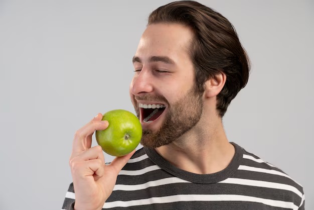 Homem comendo fruta