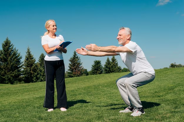 Idoso treinando ao ar livre com personal trainer