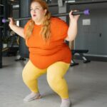 Mulher obesa treinando