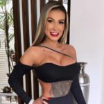 Andressa Urach gasta mais de R$ 100 mil para cobrir cicatrizes de plástica que quase a matou