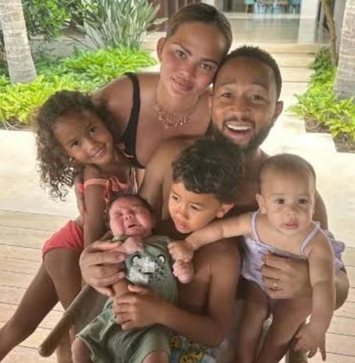 Chrissy Teigen e família