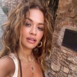 Rita Ora posa de topless para fazer tratamento brasileiro; conheça