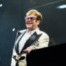 Elton John lista cirurgias que já fez: "Não sobrou muito"