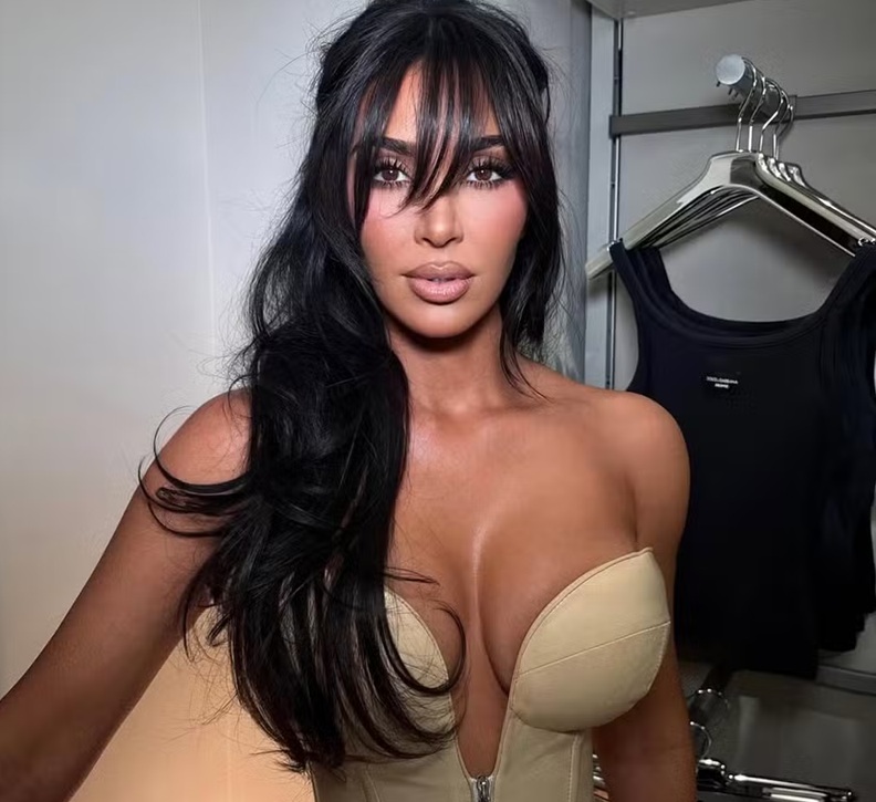 Kim Kardashian causa debate após compartilhar foto com cintura extremamente fina